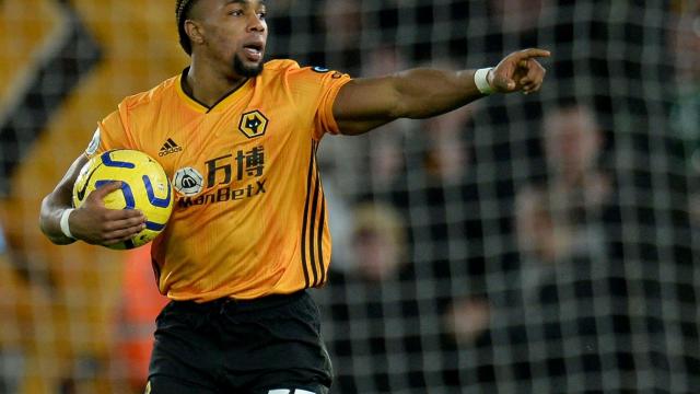 Adama Traoré celebra un gol con los Wolves