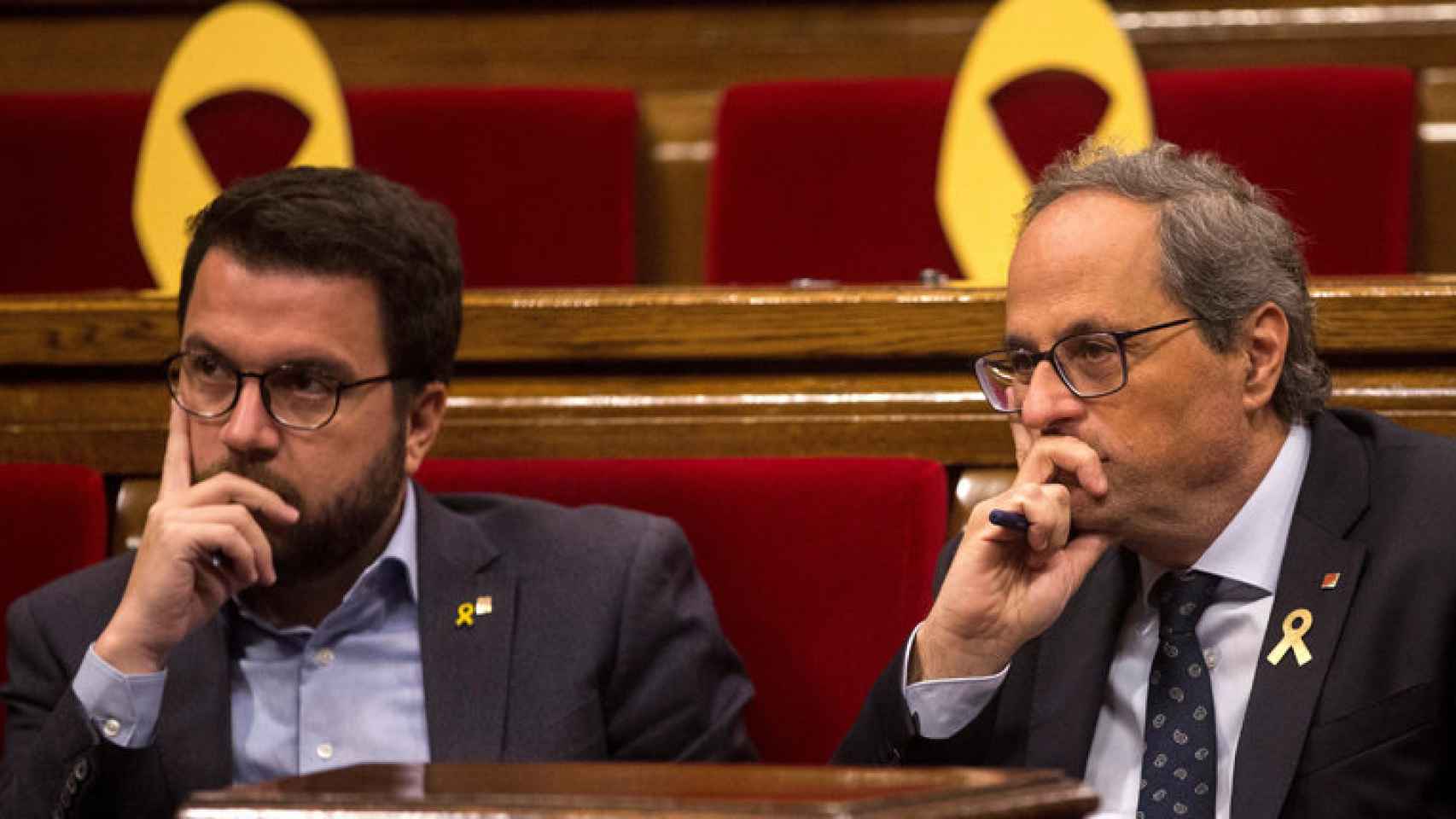 Pere Aragonès junto a Quim Torra en el Parlamento autonómico catalán.