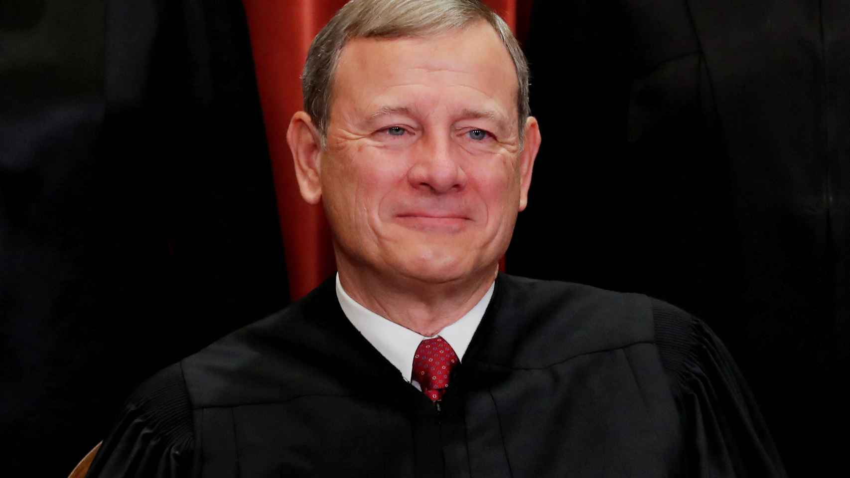 John Roberts posa durante un retrato grupal en la Corte Suprema de Washington.