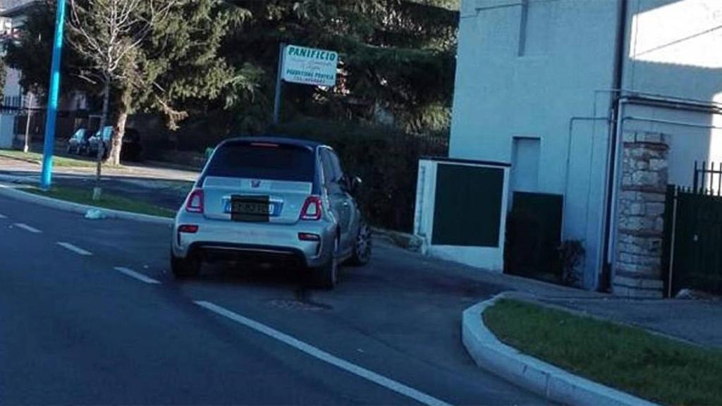 Así 'aparcó' su coche Balotelli tras la fiesta de Nochevieja... en la casa de su vecino