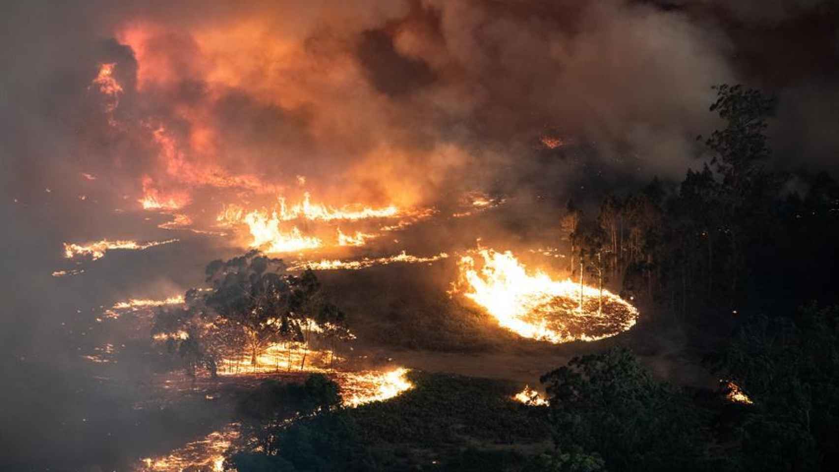 Otra vista aérea de un incendio forestal cerca de Bairnsdale en la región de East Gippsland de Victoria
