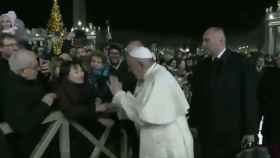 El Papa, a manotazos con una mujer que le agarró bruscamente del brazo y le empujó