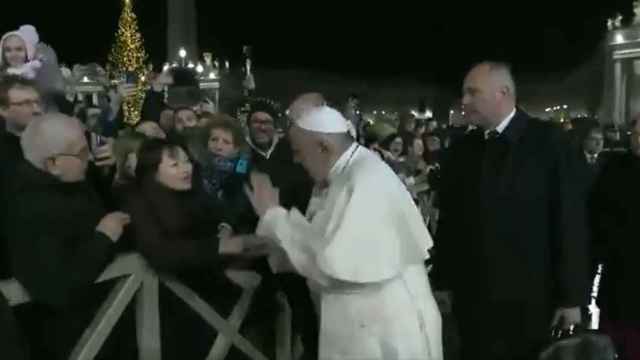 El Papa en su ya famoso enfrentamiento con la mujer que le agarró el brazo