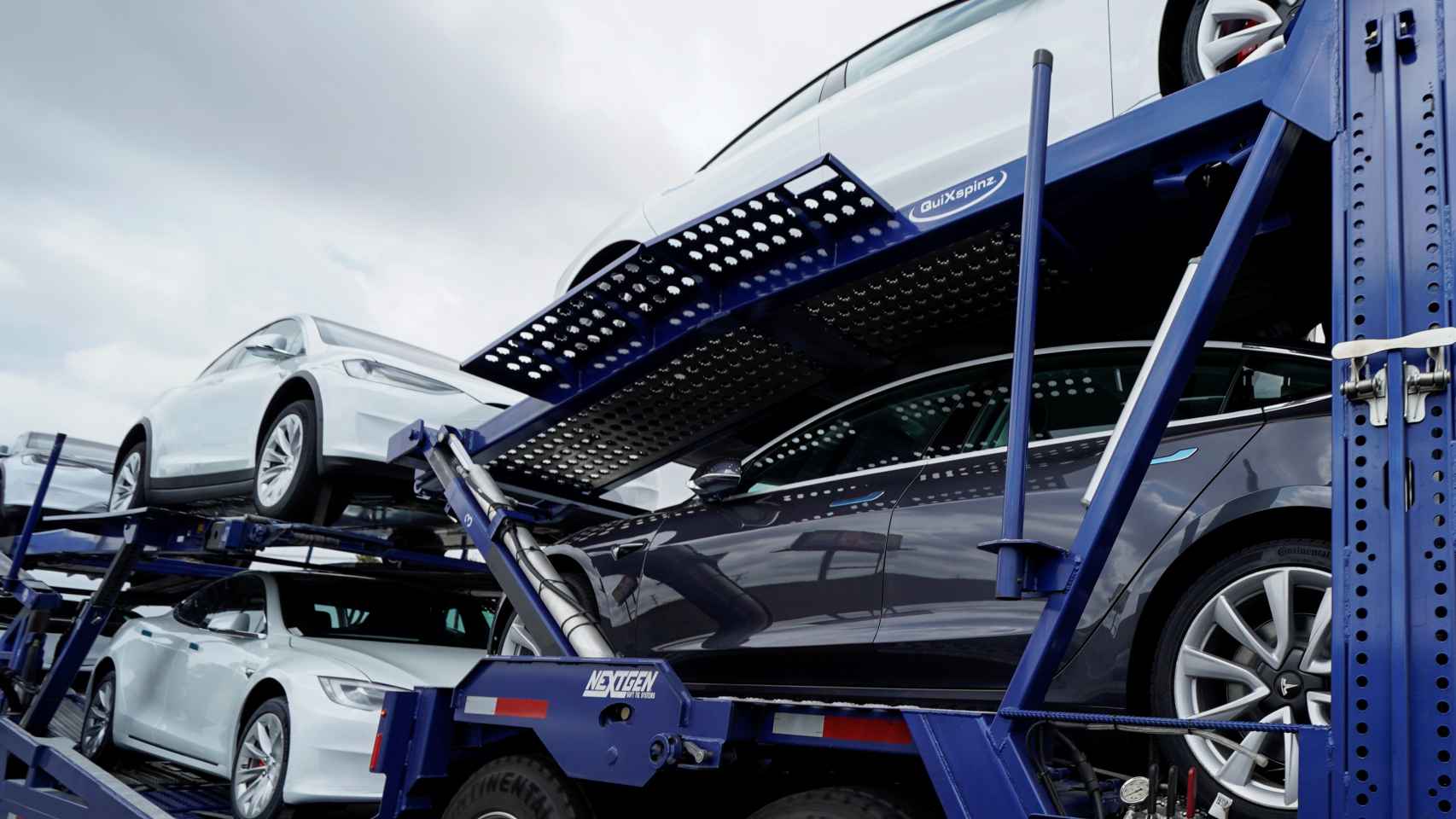 Vehículos de Tesla transportados en camión