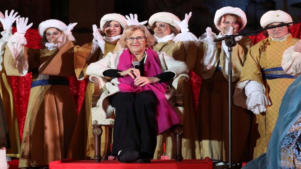 Manuela Carmena pronunciando unas palabras en la cabalgata.