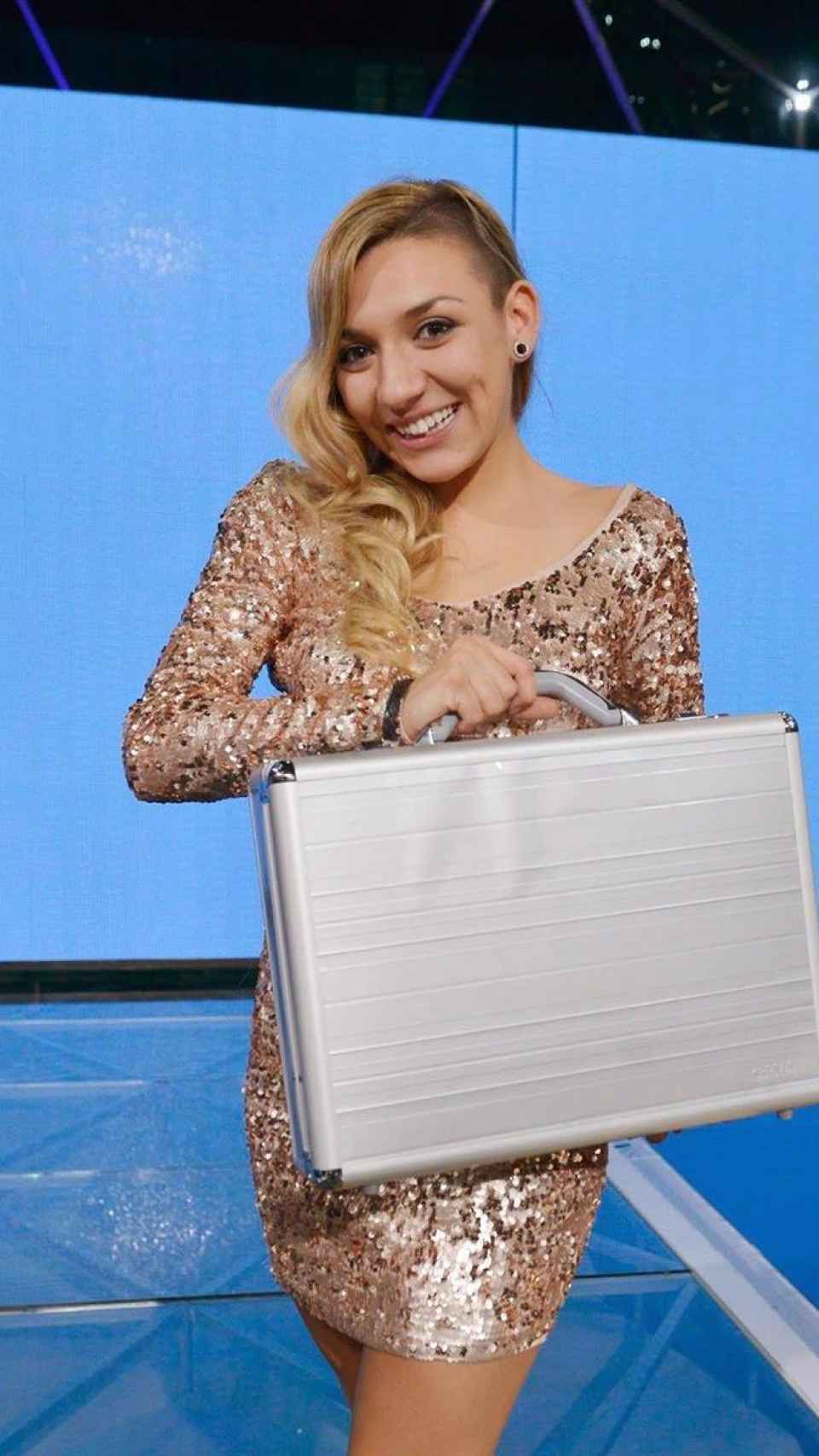 Paula González con el maletín de ganadora de 'Gran Hermano 15'.