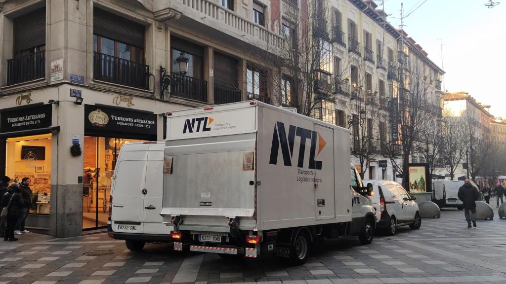 Varios vehículos de reparto en la Calle del Arenal, dentro del distrito Centro.