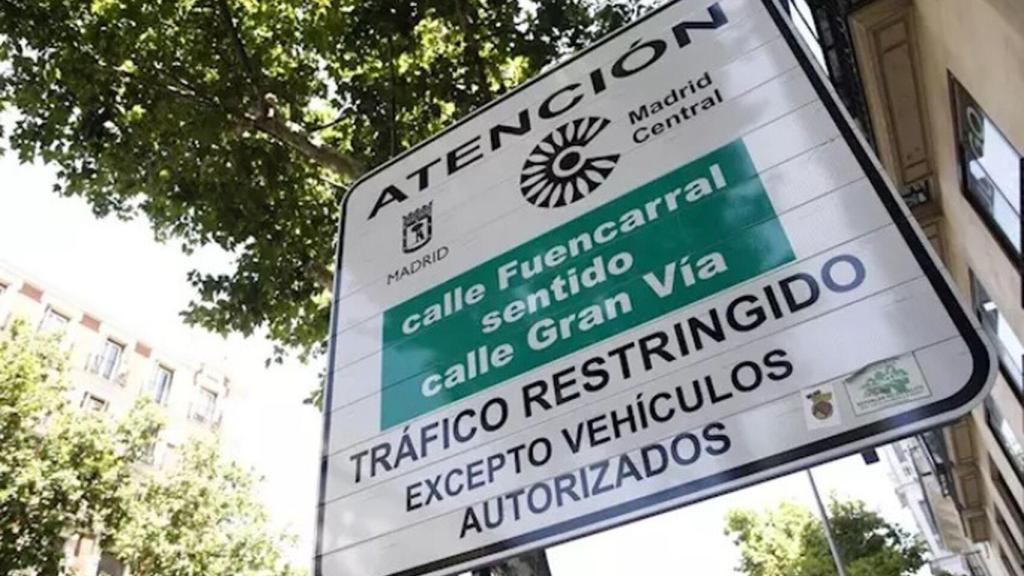 Un cartel informativo de la entrada a Madrid Central.