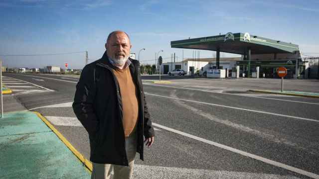 Manuel Cala, empresario de El Cuervo (Sevilla), tiene tres gasolineras en un tramo de 21 kilómetros de la carretera N-IV. REPORTAJE GRÁFICO: Marcos Moreno