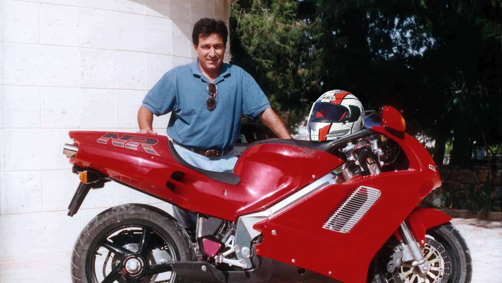 Nazario Ibañez posa con una Honda NR, en un imagen de archivo.