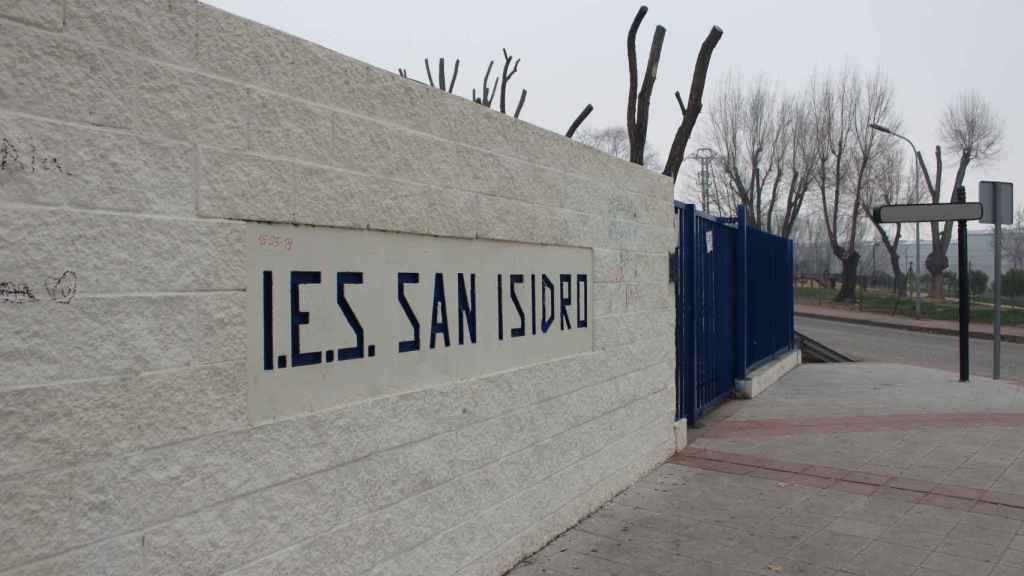 La puerta del instituto donde estudió Sergio, en Azuqueca de Henares, ahora cerrado por vacaciones.