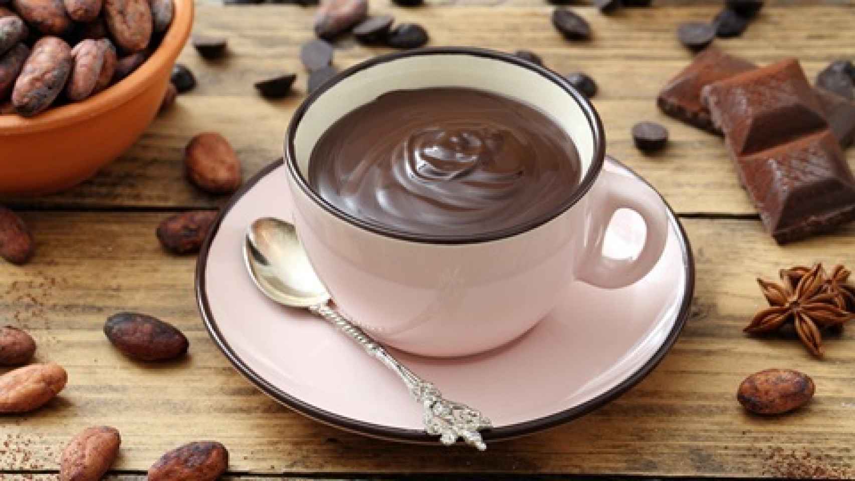 Una taza de chocolate caliente.