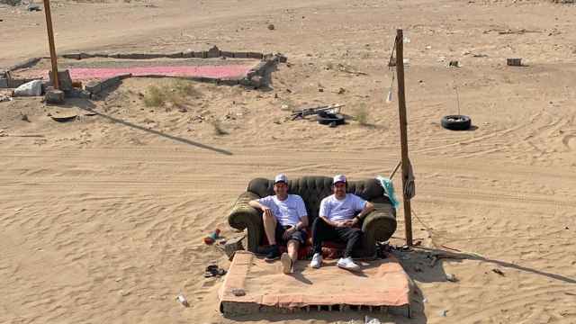 Fernando Alonso y Marc Coma, en medio del desierto