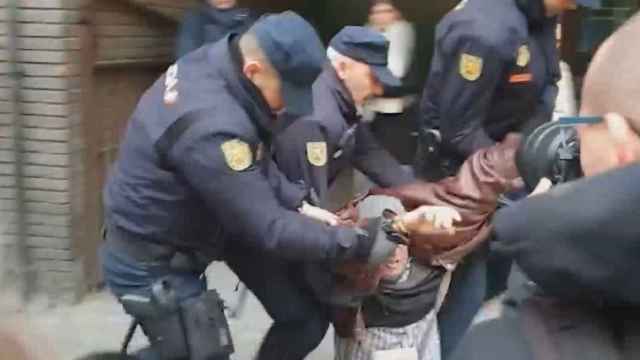 Vea el vídeo: la Policía reduce a un anciano que se manifestaba en Ferraz con gritos de Viva España