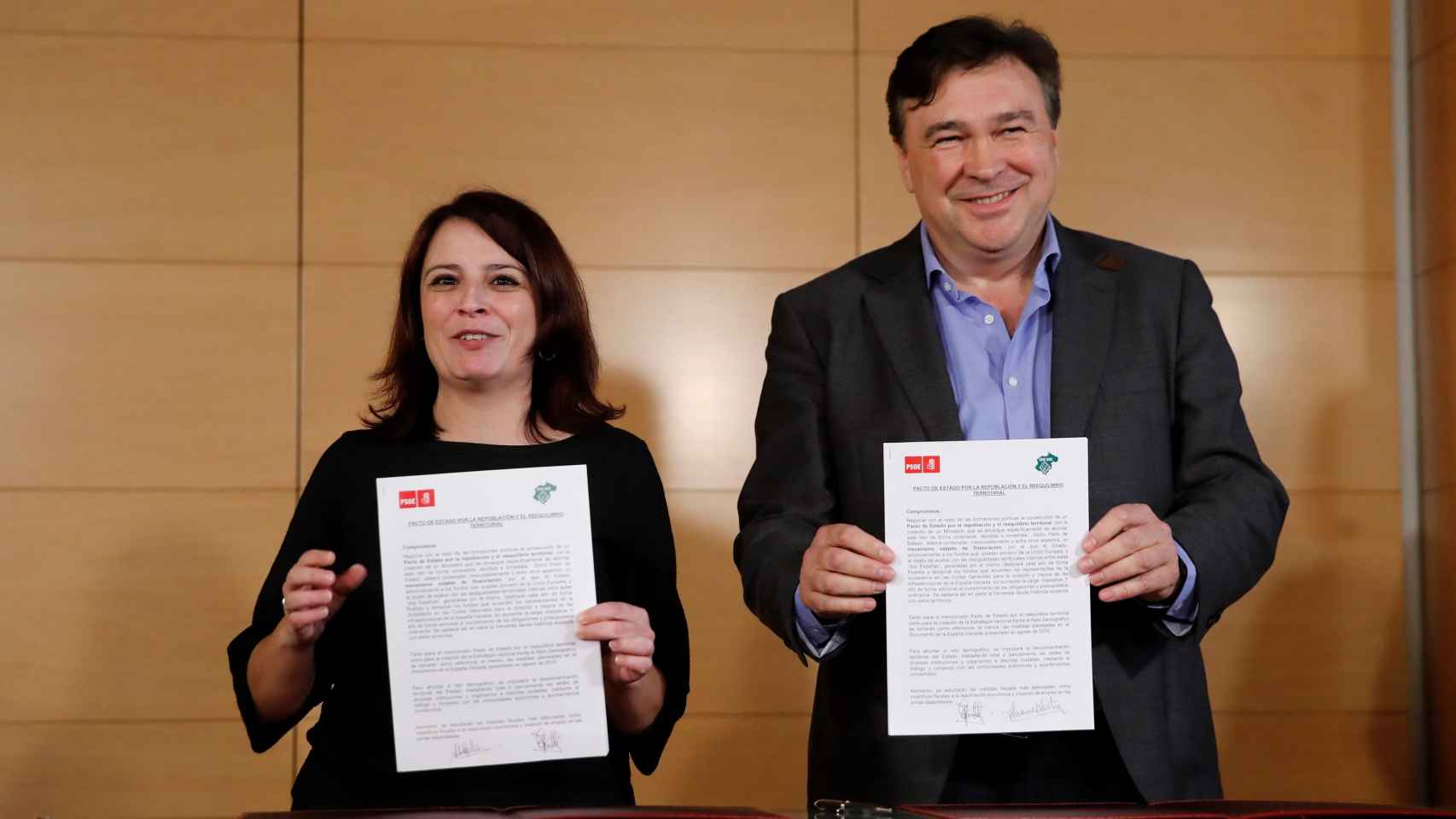Adriana Lastra y Tomás Guitarte tras firmar el acuerdo.