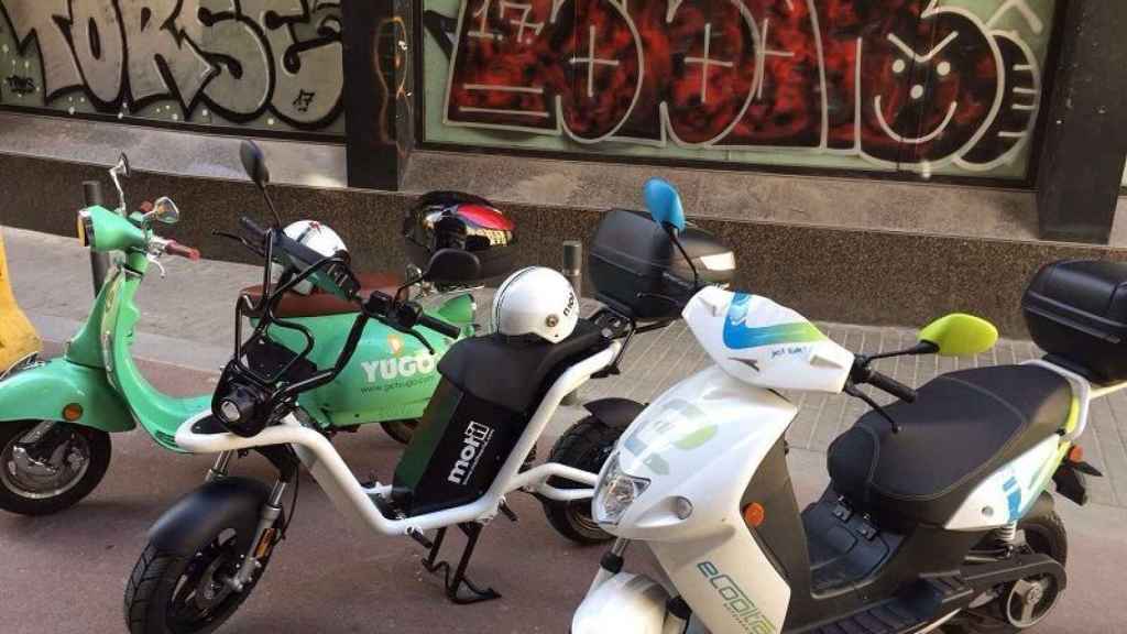 Tres motos eléctricas compartidas en Barcelona.