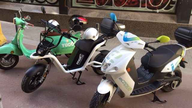 Tres motos eléctricas compartidas en Barcelona.