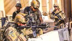 Soldados del Ejército de EEUU ocupan una posición defensiva en Bagdad.