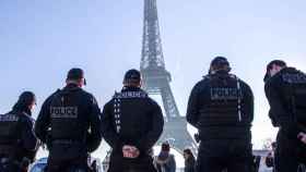 Agentes de la Policía francesa frente a la Torre Eiffel en una imagen de archivo