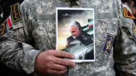 Un hombre sujeta una imagen de Soleimani durante una protesta por su muerte en Teherán.