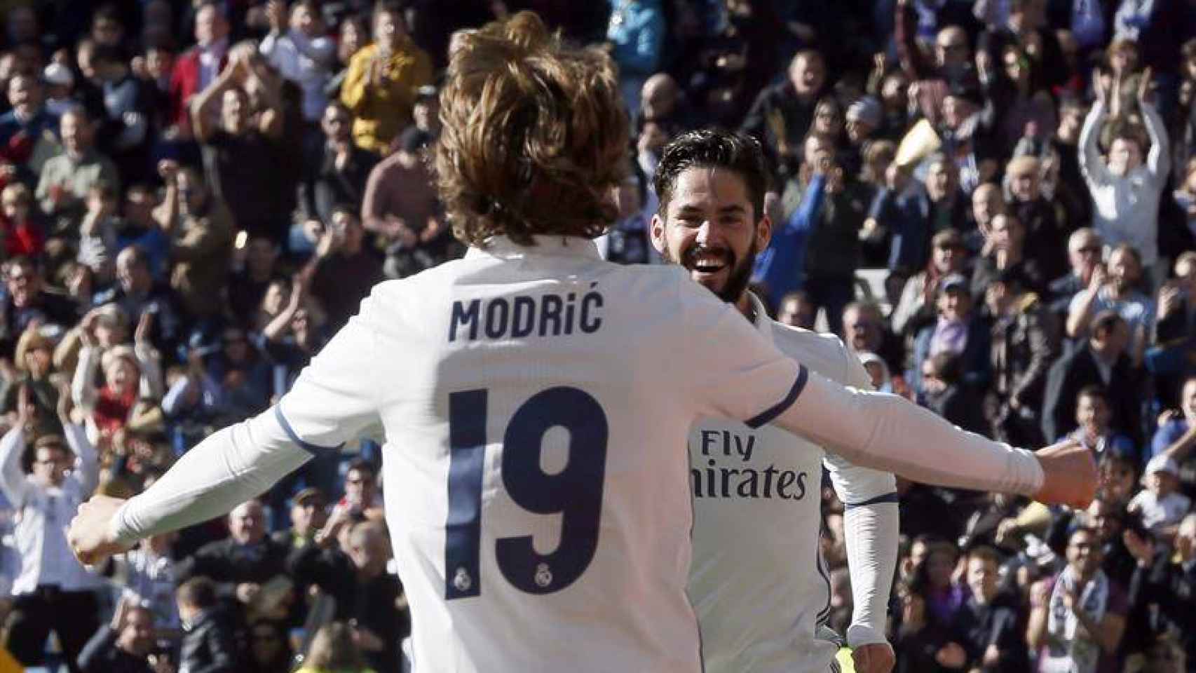 Modric e Isco celebran uno de los goles ante el Granada en el primer partido de La Liga de 2017