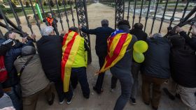 Un grupo de manifestantes ha logrado abrir la verja que rodea el Parlament en el parc de la Ciutadella