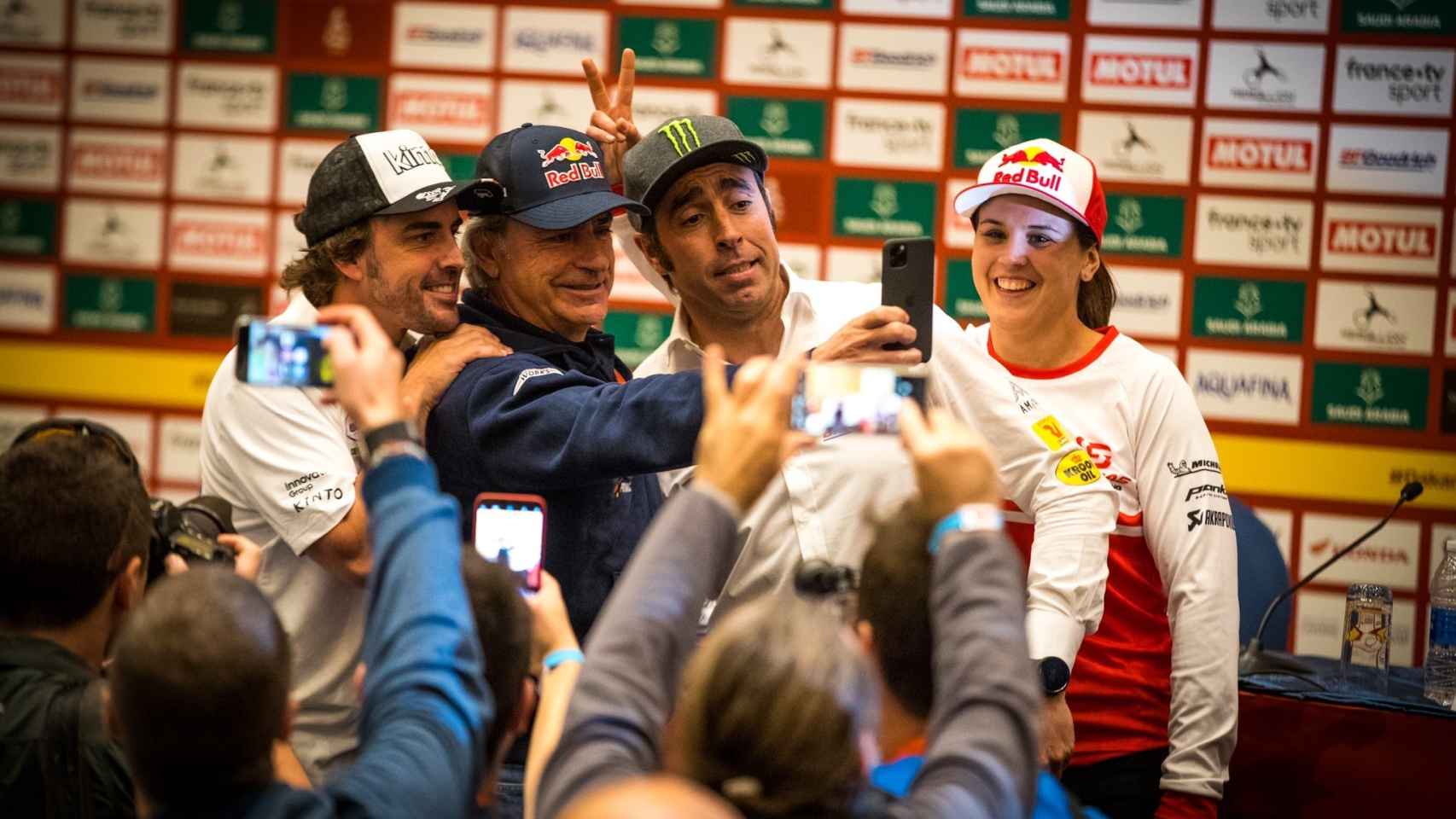 Fernando Alonso, Carlos Sainz, Nani Roma y Laia Sanz, en la presentación del Dakar.