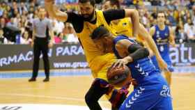 Jasiel Rivero ante Nikola Mirotic, en el San Pablo Burgos - Barcelona de la ACB