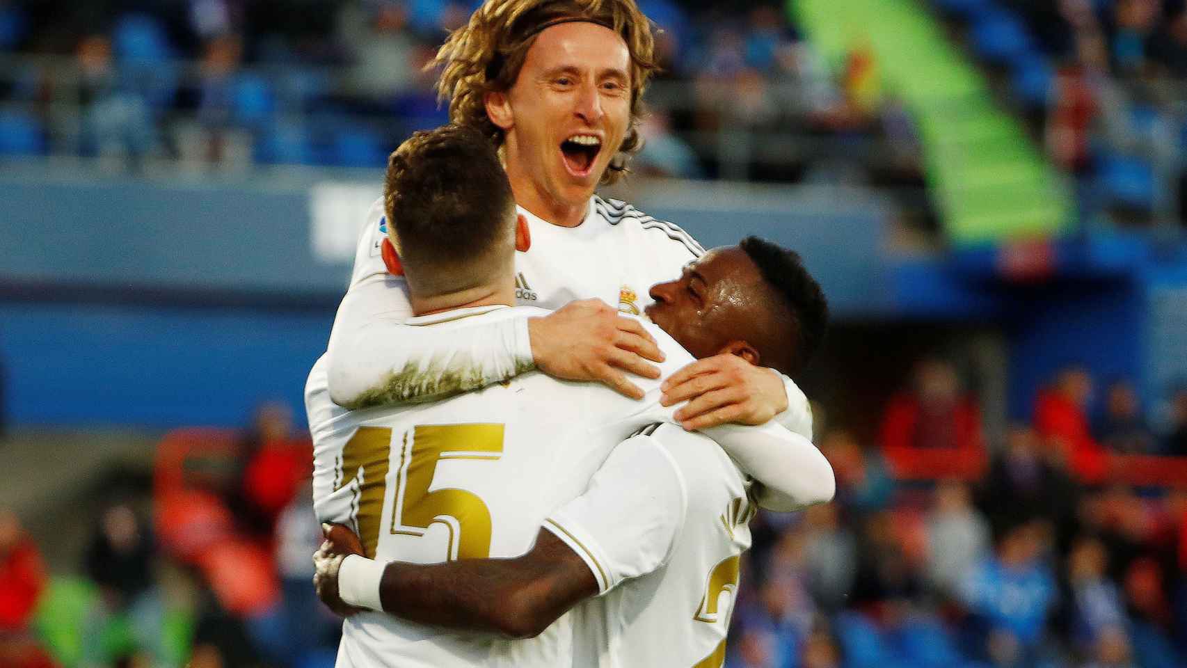 Luka Modric celebra su gol al Getafe con Vinicius y Fede Valverde