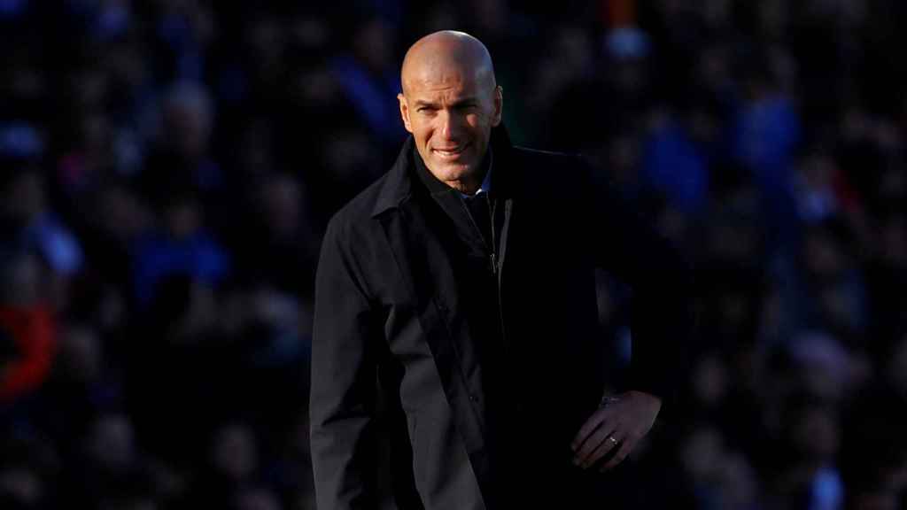 Zidane da órdenes a sus jugadores desde la banda del Coliseum Alfonso Pérez