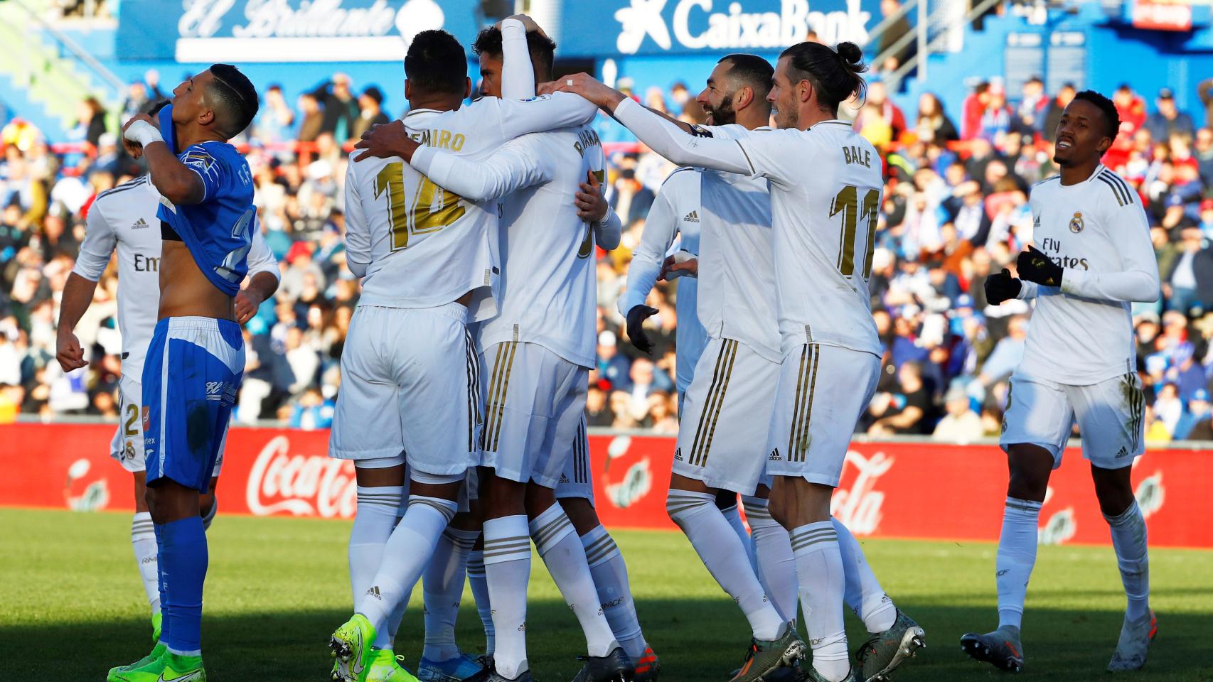 Los jugadores del Real Madrid celebran el gol de Varane al Getafe