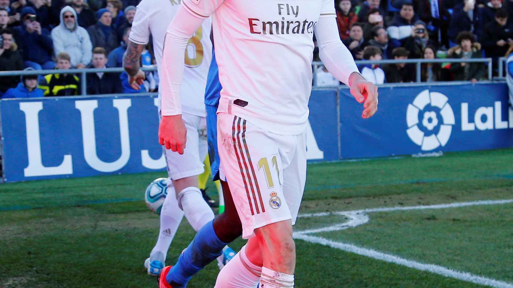 Gareth Bale vuelve al campo con rostro dolorido