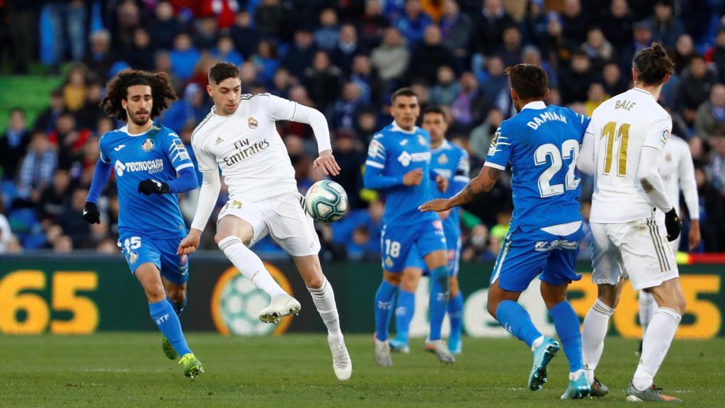 Fede Valverde, presionado por Marc Cucurella