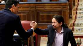 Pedro Sánchez, junto a su futuro vicepresidente, Pablo Iglesias, este sábado en el Congreso.