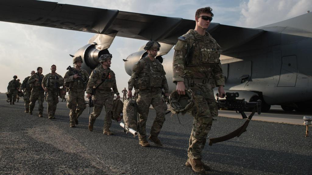Paracaidistas estadounidenses de la 82ª división tras aterrizar en Kuwait.