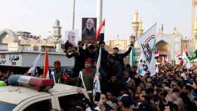 Miles de iraquíes despiden Qassem Soleimani.