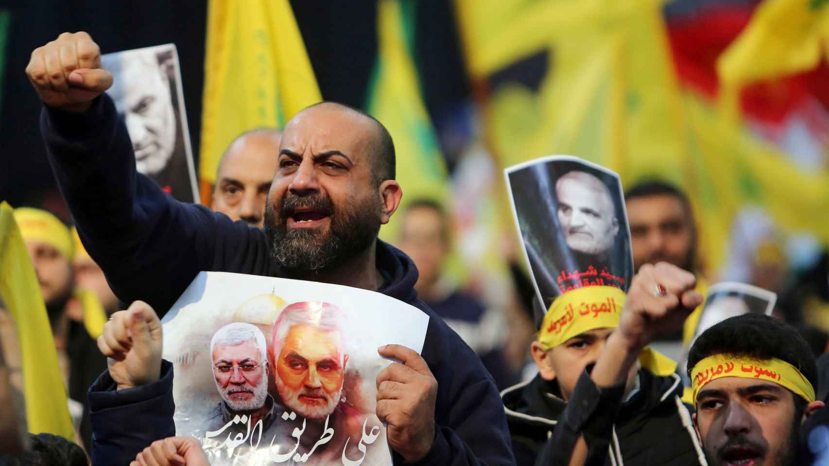 Un manifestante porta la imagen del comandante asesinado Qasem Soleimaní.