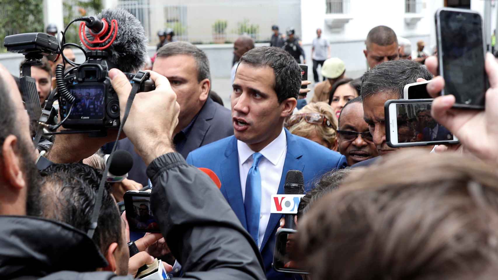 Juan Guaidó atiende a los medios tras intentar entrar a la sede de la cámara.