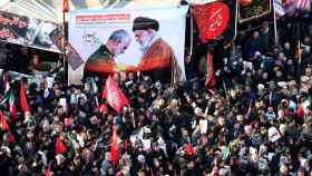 Cientos de miles de iraníes participan en los actos por el funeral de Qasem Soleimani en Teherán.