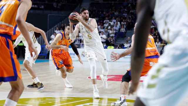 Rudy entra a canasta durante el partido de Liga Endesa entre Real Madrid y Valencia Basket