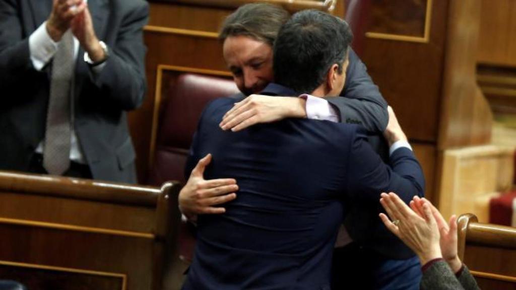 Sánchez e Iglesias, abrazados en el Congreso de los Diputados.