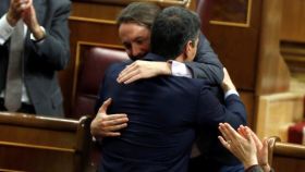 Sánchez e Iglesias, abrazados en el Congreso de los Diputados.