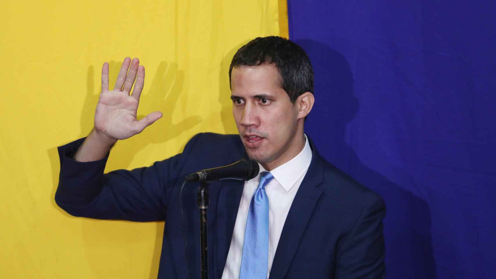 Juan Guaidó jura su cargo tras ser reelegido como presidente de la Asamblea Nacional de Venezuela.
