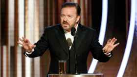 Ricky Gervais atiza a Apple en los Globo de Oro con Tim Cook como espectador