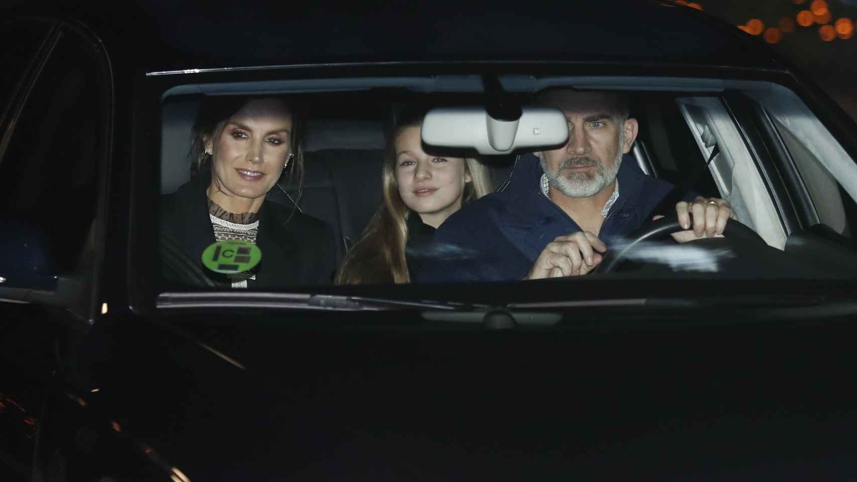 Letizia, Leonor y Felipe VI, en el coche saliendo de casa de Jesús Ortiz.