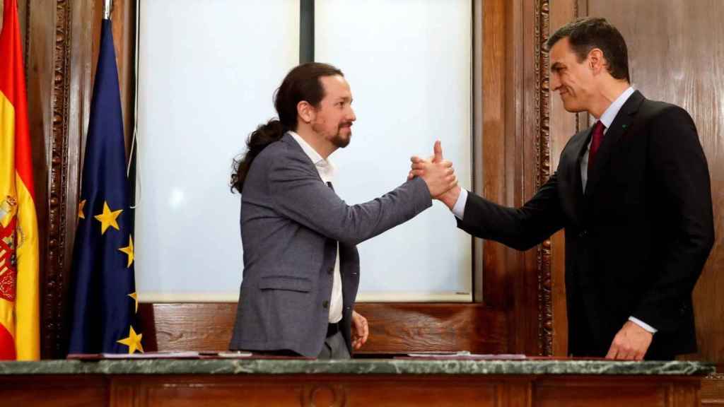 Pedro Sánchez y Pablo Iglesias tras la firma del acuerdo de Gobierno.