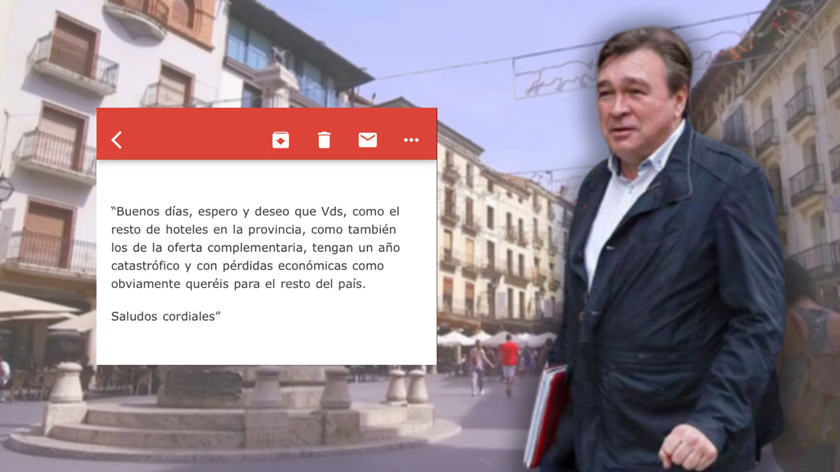 Tomás Guitarte, junto a uno de los mails que ha recibido la confederación de hosteleros de Teruel.