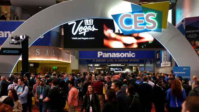 Attendees fill the lobby of the Las Vegas Convention Center during the 2020 CES in Las Vegas