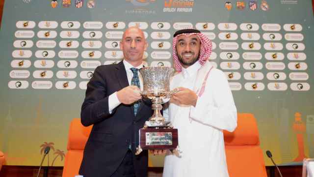 Luis Rubiales y el príncipe Abdulaziz bin Turki Al-Faisal con el trofeo de la Supercopa