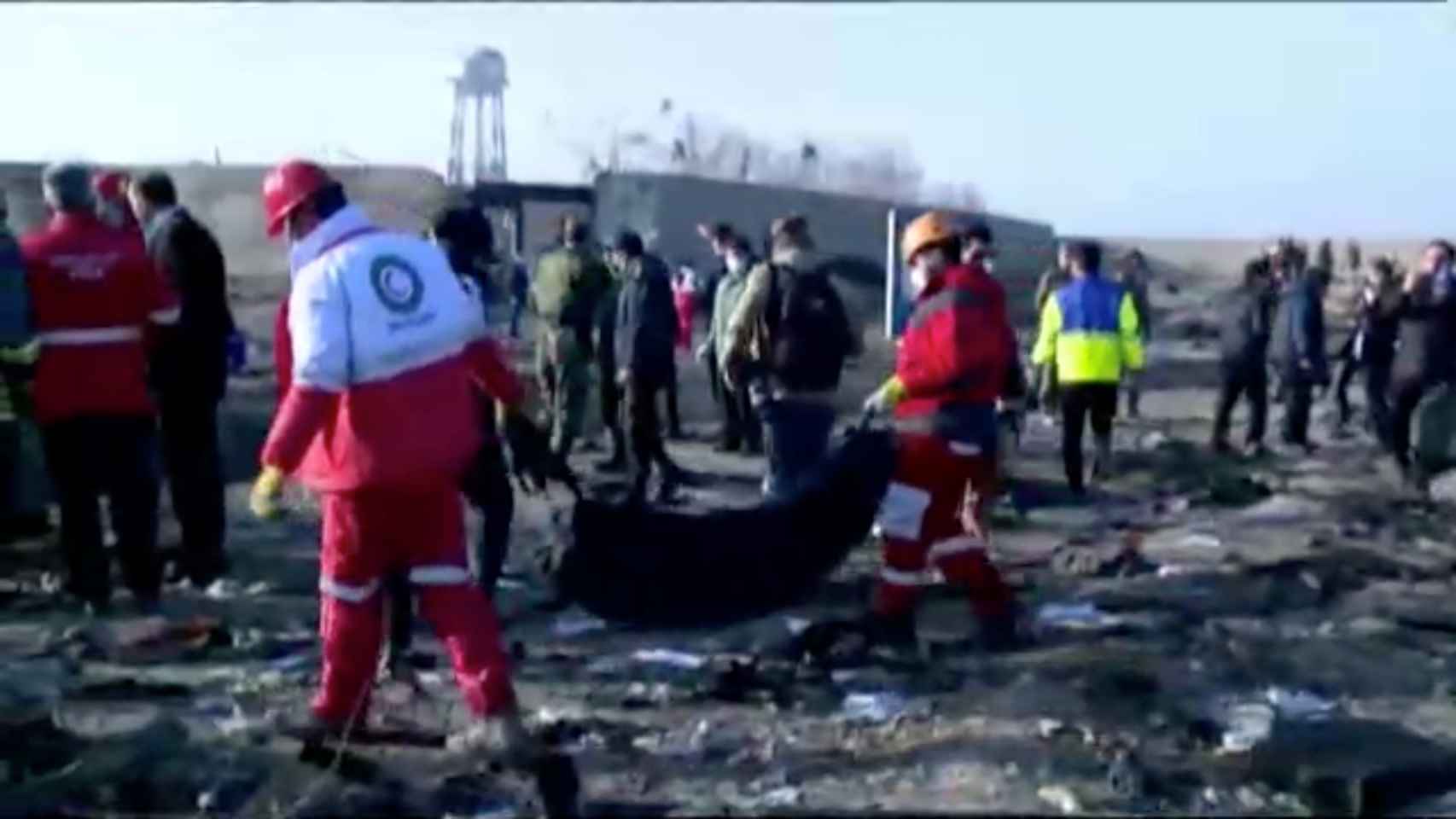 Los equipos de rescate han empezado a sacar cuerpos del avión.